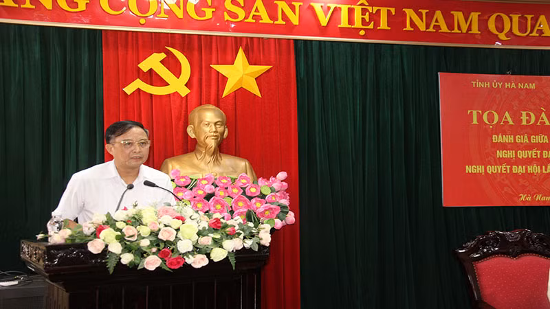 Đồng chí Nguyễn Đức Vượng, Phó Chủ tịch Ủy ban nhân dân tỉnh Hà Nam phát biểu thảo luận tại tọa đàm.