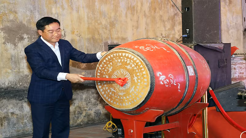 Đồng chí Bí thư Huyện ủy Lý Nhân đánh trống khai mạc lễ hội.