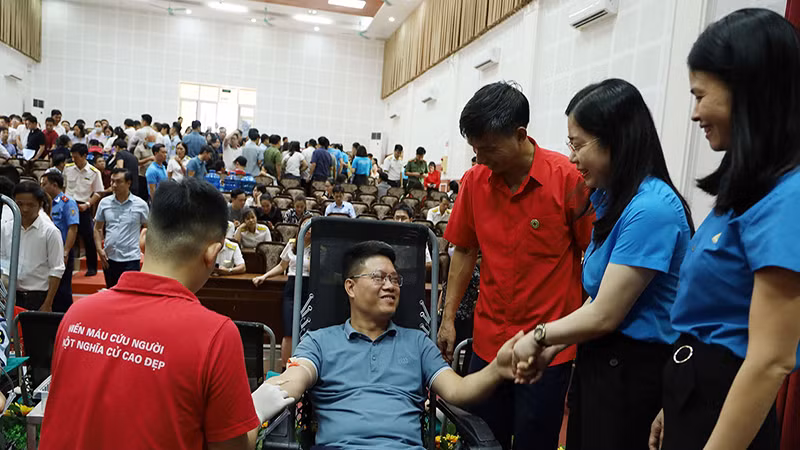 Các tình nguyện viên tham gia hiến máu.