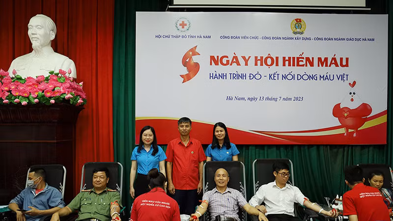Hành trình đỏ - Kết nối dòng máu Việt sẽ tiếp tục truyền đi thông điệp về hiến máu tình nguyện, kết nối những tấm lòng nhân ái. Hành trình đỏ - Kết nối dòng máu Việt sẽ tiếp tục truyền đi thông điệp về hiến máu tình nguyện, kết nối những tấm lòng nhân ái.
