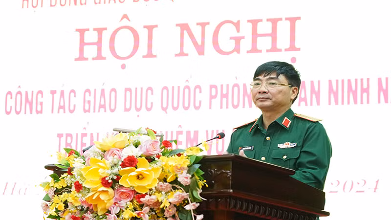 Thiếu tướng Phạm Hoàng Long, Phó Tham mưu trưởng Quân khu 3 phát biểu tại Hội nghị.