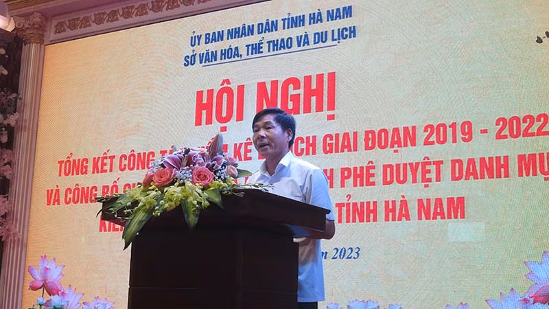 Đồng chí Nguyễn Anh Chức, Phó Chủ tịch Thường trực Ủy ban nhân dân tỉnh Hà Nam phát biểu tại hội nghị.