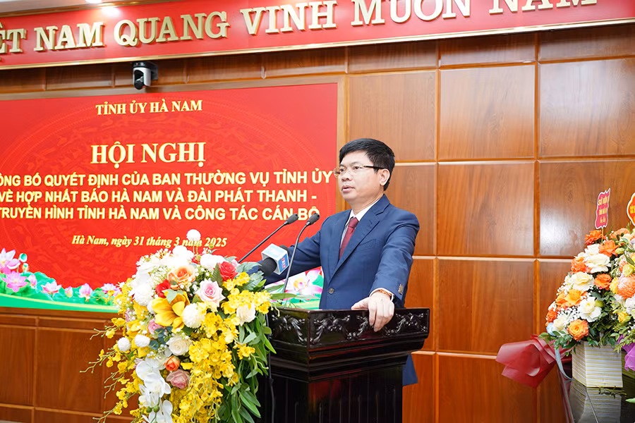Đồng chí Trương Quốc Huy, Bí thư Tỉnh ủy, Chủ tịch Ủy ban nhân dân tỉnh Hà Nam phát biểu tại hội nghị.