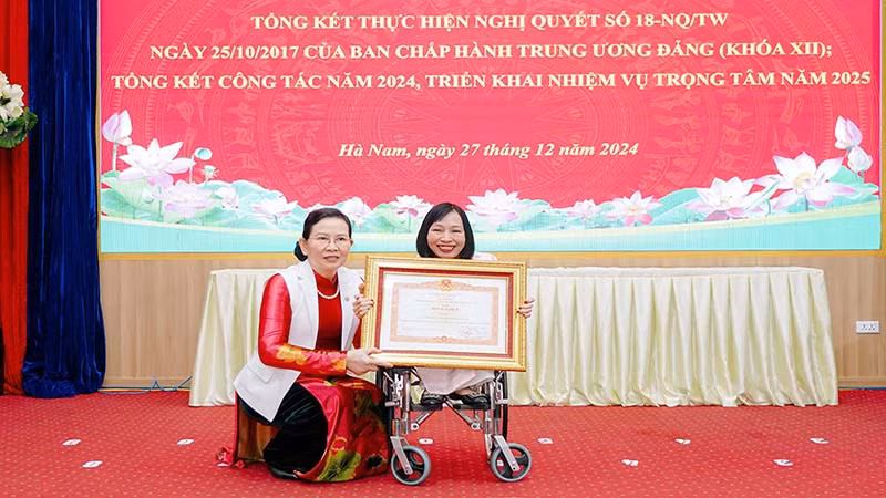 Đồng chí Bí thư Tỉnh ủy Hà Nam trao Bằng khen của Thủ tướng Chính phủ cho chị Lâm Thị Nga, Giám đốc Công ty TNHH ba bánh Hà Nam có thành tích tiêu biểu trong học tập và làm theo tấm gương đạo đức, phong cách Hồ Chí Minh năm 2024. Đồng chí Bí thư Tỉnh ủy Hà Nam trao Bằng khen của Thủ tướng Chính phủ cho chị Lâm Thị Nga, Giám đốc Công ty TNHH ba bánh Hà Nam có thành tích tiêu biểu trong học tập và làm theo tấm gương đạo đức, phong cách Hồ Chí Minh năm 2024.