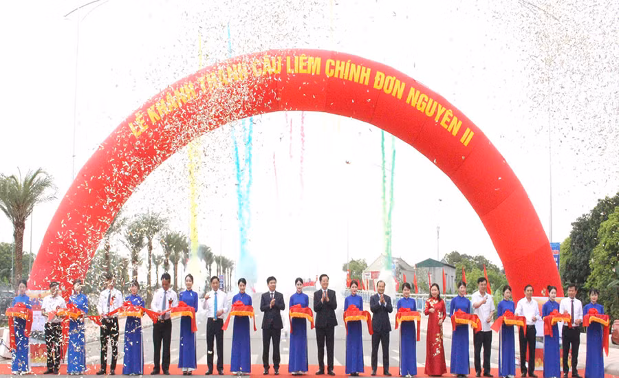 Các đại biểu thực hiện nghi thức cắt băng khánh thành cầu Liêm Chính nguyên đơn II.