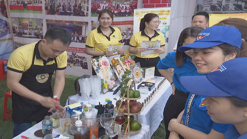 Các doanh nghiệp giới thiệu các sản phẩm đến người lao động để trải nghiệm và tìm cơ hội việc làm.