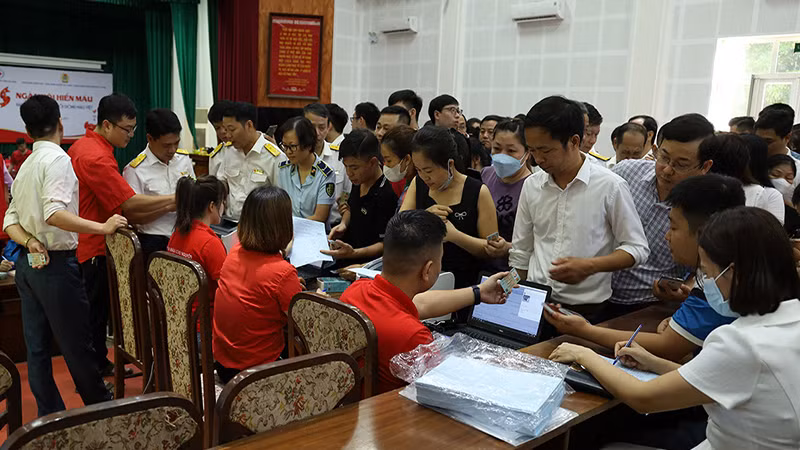 Đoàn viên đăng ký tham gia chương trình đều được khám sàng lọc sức khỏe trước khi hiến máu. Đoàn viên đăng ký tham gia chương trình đều được khám sàng lọc sức khỏe trước khi hiến máu.