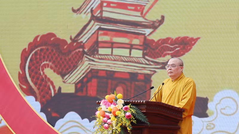 Hòa thượng Thích Thanh Nhiễu phát biểu khai mạc hội xuân Tam Chúc.