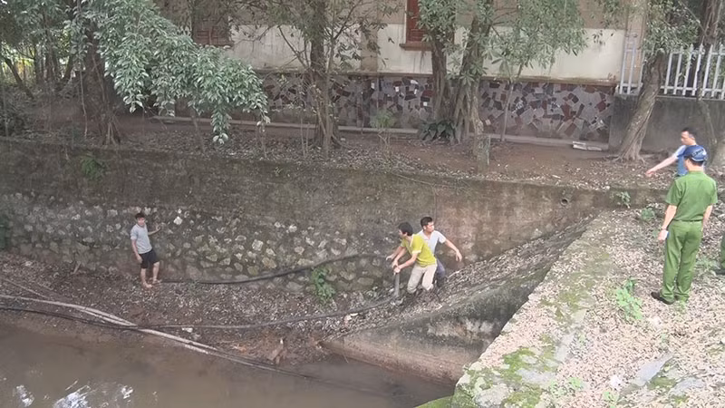 Lực lượng chức năng thu giữ đường ống để xả chất thải không qua xử lý ra sông Châu Giang của Công ty trách nhiệm hữu hạn dệt may Vũ Băng.