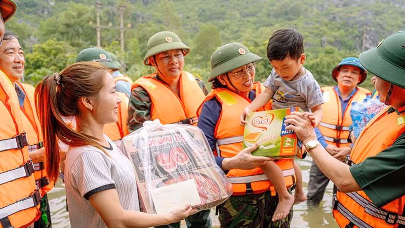 Đồng chí Bí thư Tỉnh ủy động viên nhân dân yên tâm, cố gắng vượt qua khó khăn trong những ngày mưa lũ.