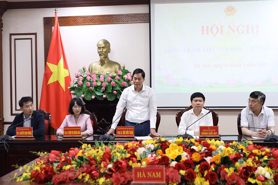 Phó Giáo sư, Tiến sĩ Bùi Hữu Toàn, Chủ tịch Hội đồng Học viện Ngân hàng phát biểu tại buổi làm việc.
