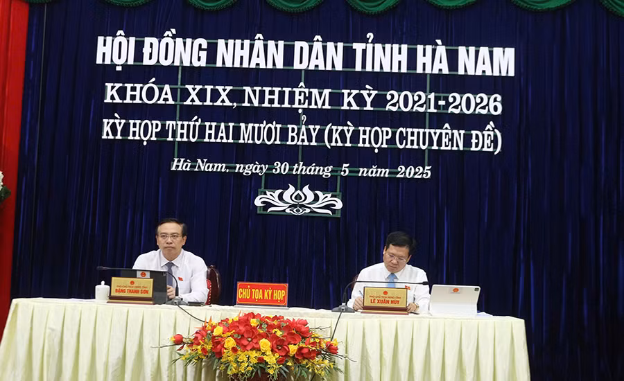 Các đồng chí Chủ tọa kỳ họp.