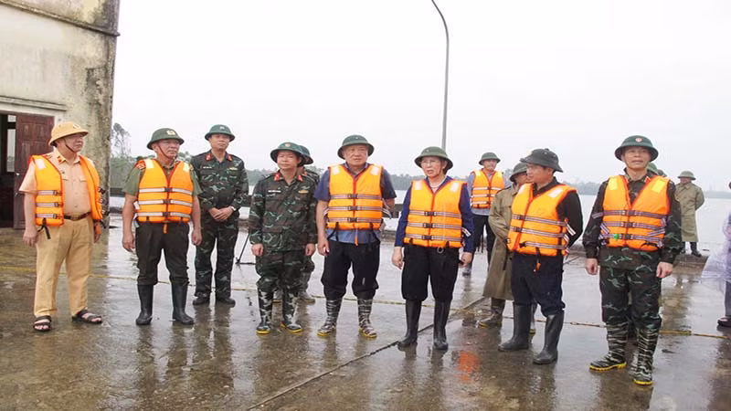 Phó Thủ tướng Thường trực Chính phủ Nguyễn Hòa Bình kiểm tra tại Cụm công trình đầu mối cống và âu thuyền Tắc Giang. Phó Thủ tướng Thường trực Chính phủ Nguyễn Hòa Bình kiểm tra tại Cụm công trình đầu mối cống và âu thuyền Tắc Giang.