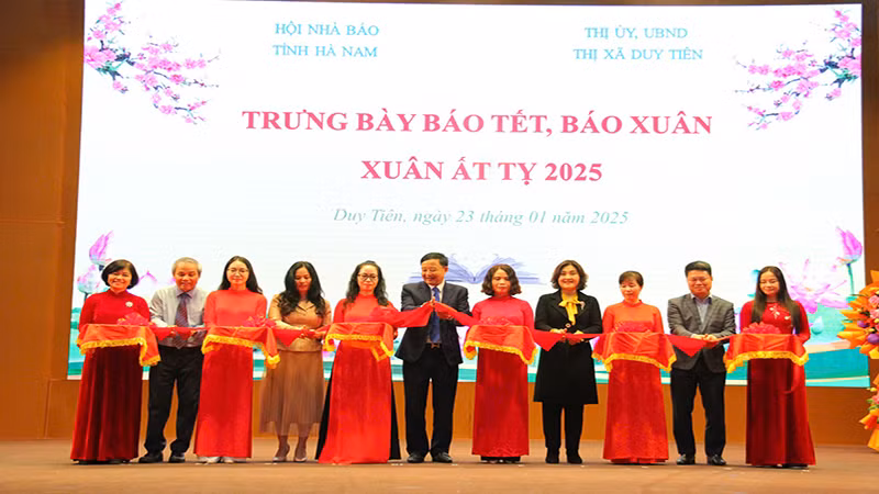 Các đại biểu cắt băng khai mạc Trưng bày báo Tết, báo Xuân Ất Tỵ 2025.