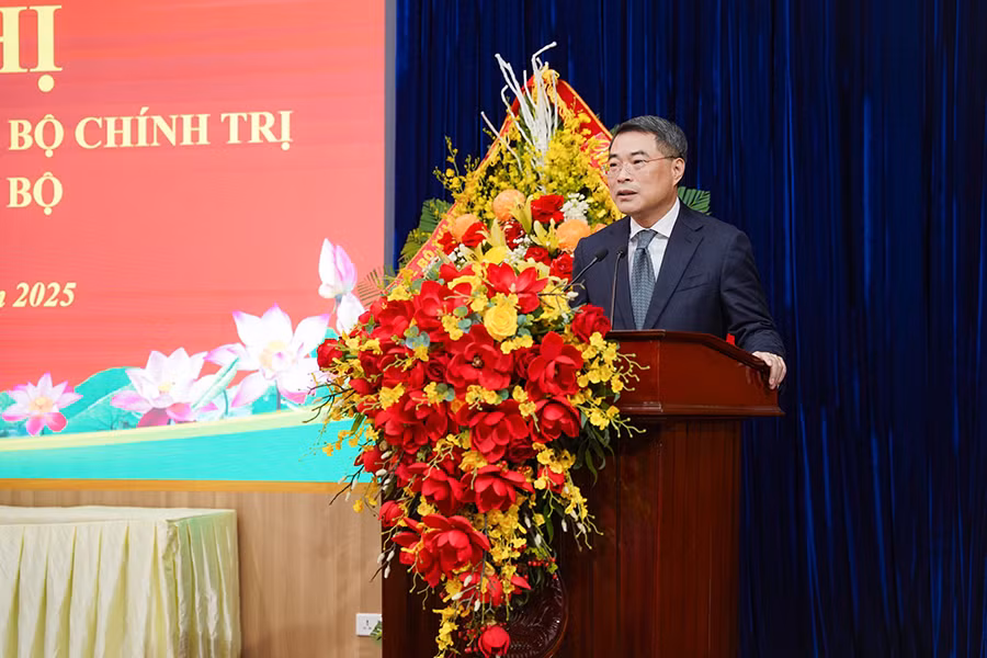 Đồng chí Lê Minh Hưng, Ủy viên Bộ Chính trị, Bí thư Trung ương Đảng, Trưởng Ban Tổ chức Trung ương phát biểu tại hội nghị.