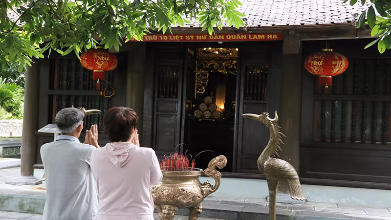 Đền thờ các anh hùng liệt sĩ toàn tỉnh và đền thờ 10 liệt nữ, nơi đây đã trở thành một “địa chỉ đỏ” giáo dục lịch sử, truyền thống yêu nước, truyền thống cách mạng cho thế hệ trẻ hôm nay và mai sau. Đền thờ các anh hùng liệt sĩ toàn tỉnh và đền thờ 10 liệt nữ, nơi đây đã trở thành một “địa chỉ đỏ” giáo dục lịch sử, truyền thống yêu nước, truyền thống cách mạng cho thế hệ trẻ hôm nay và mai sau.