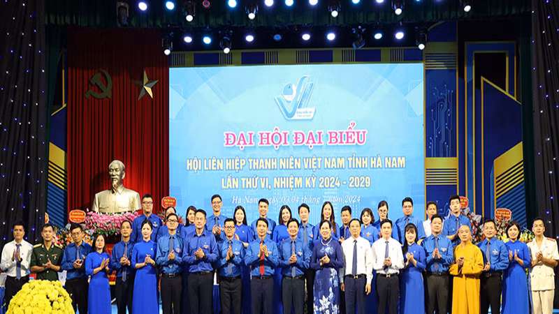 Ủy ban Hội Liên hiệp Thanh niên Việt Nam tỉnh ra mắt đại hội và chụp ảnh lưu niệm với các đại biểu.