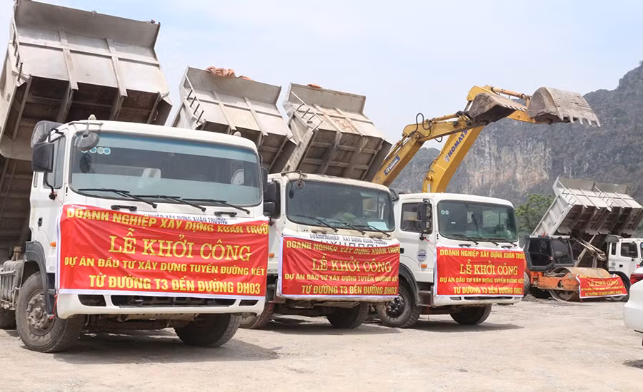 Các phương tiện sẵn sàng thi công xây dựng tuyến đường kết nối từ đường T3 đến đường ĐH03 tại địa bàn thị xã Kim Bảng, tỉnh Hà Nam.