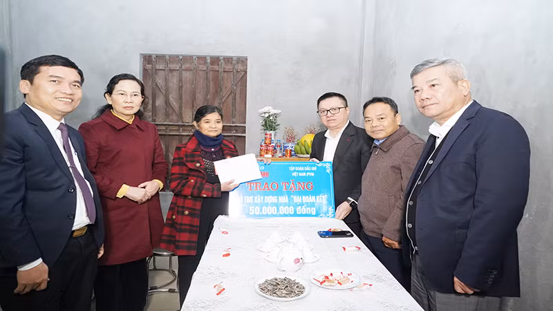 Đồng chí Tổng Biên tập Báo Nhân Dân, đồng chí Bí thư Tỉnh ủy Hà Nam, lãnh đạo Tập đoàn Dầu khí Việt Nam và lãnh đạo thị xã Duy Tiên trao tặng kinh phí hỗ trợ xây dựng nhà Đại đoàn kết cho hộ gia đình bà Phạm Thị Tuất, phường Châu Giang, thị xã Duy Tiên, tỉnh Hà Nam.