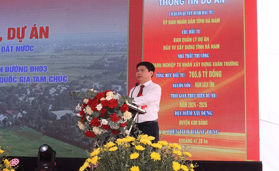 Đồng chí Trương Quốc Huy, Bí thư Tỉnh ủy, Chủ tịch Ủy ban nhân dân tỉnh Hà Nam phát biểu tại lễ khởi công.