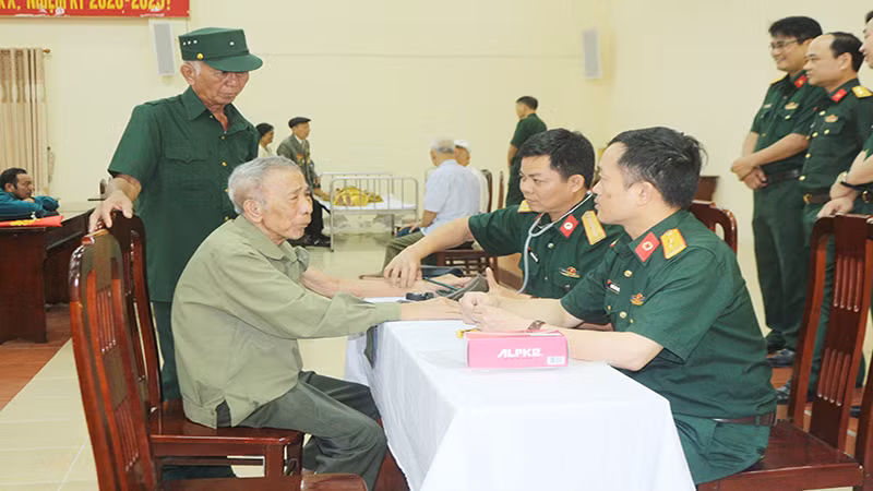 Bộ chỉ huy Quân sự tỉnh Hà Nam tổ chức thăm, khám bệnh và phát thuốc miễn phí cho các chiến sĩ Điện Biên.