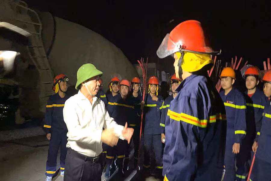 Đồng chí Trương Quốc Huy, Bí thư Tỉnh ủy, Chủ tịch Ủy ban nhân dân tỉnh, Trưởng Đoàn đại biểu Quốc hội tỉnh Hà Nam động viên lực lượng tham gia chữa cháy. Đồng chí Trương Quốc Huy, Bí thư Tỉnh ủy, Chủ tịch Ủy ban nhân dân tỉnh, Trưởng Đoàn đại biểu Quốc hội tỉnh Hà Nam động viên lực lượng tham gia chữa cháy.