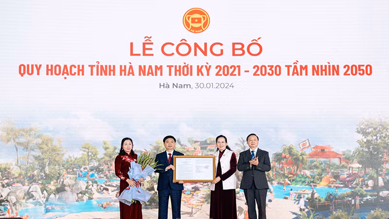 Phó Thủ tướng Chính phủ Trần Hồng Hà trao Quyết định phê duyệt Quy hoạch tỉnh Hà Nam thời kỳ 2021-2030, tầm nhìn đến năm 2050 cho các đồng chí Thường trực Tỉnh ủy Hà Nam.