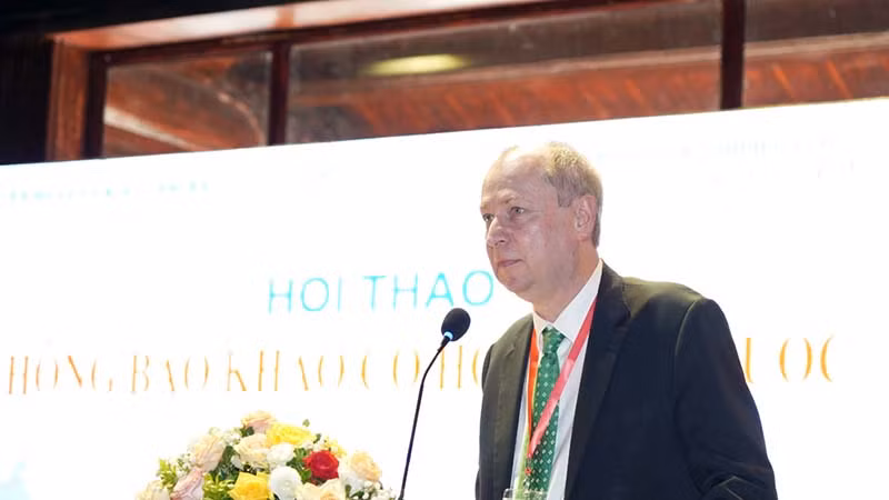 Ngài Andrew Hardy, Đại diện Viện Viễn Đông Bác cổ Pháp phát biểu tại hội thảo.