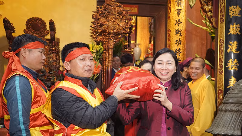 Các đồng chí lãnh đạo tỉnh Hà Nam trao các túi lương đã được lễ trong mật cung về các đội làm nhiệm vụ phát lương để phát cho du khách và nhân dân về dự lễ. Các đồng chí lãnh đạo tỉnh Hà Nam trao các túi lương đã được lễ trong mật cung về các đội làm nhiệm vụ phát lương để phát cho du khách và nhân dân về dự lễ.