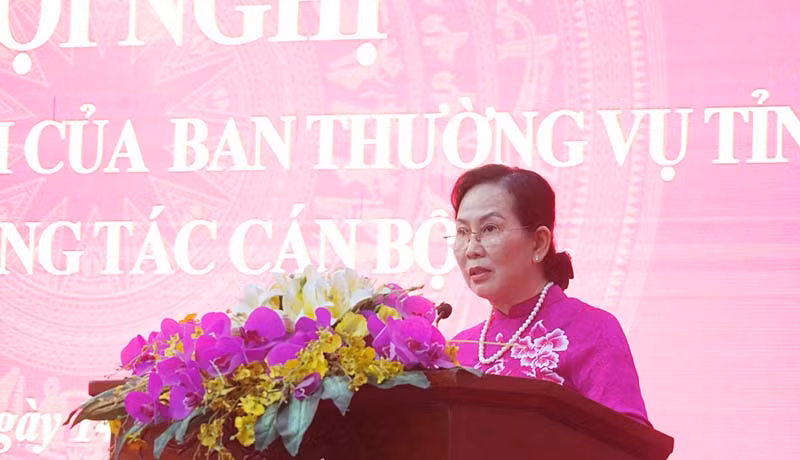 Đồng chí Lê Thị Thủy, Ủy viên Trung ương Đảng, Bí thư Tỉnh ủy, Chủ tịch Hội đồng nhân dân tỉnh phát biểu giao nhiệm vụ cho đồng chí Lê Văn Hà. Đồng chí Lê Thị Thủy, Ủy viên Trung ương Đảng, Bí thư Tỉnh ủy, Chủ tịch Hội đồng nhân dân tỉnh phát biểu giao nhiệm vụ cho đồng chí Lê Văn Hà.