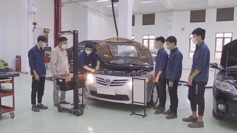 Giờ học thực hành của thầy và trò trường Cao đẳng Nghề Hà Nam.