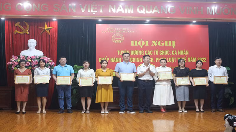 Lãnh đạo Cục Thuế tỉnh Hà Nam tặng giấy khen các tổ chức, cá nhân chấp hành tốt chính sách, pháp luật thuế năm 2022.