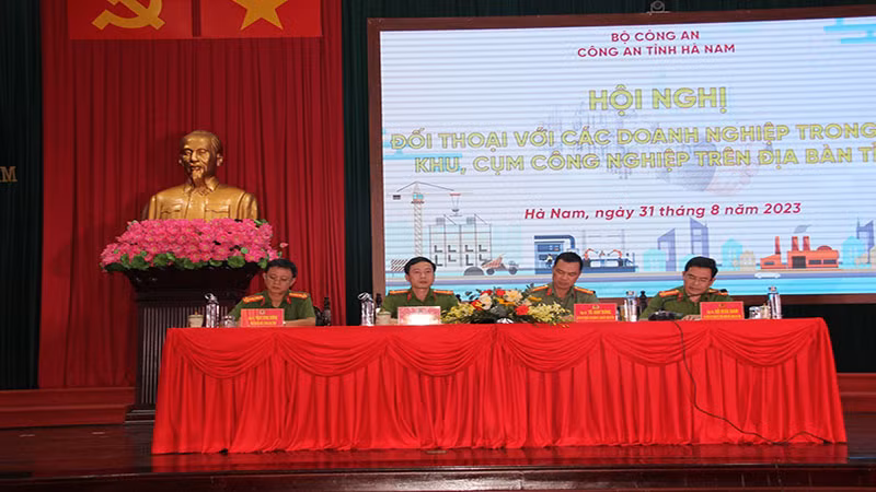 Các đồng chí chủ trì Hội nghị đối thoại.