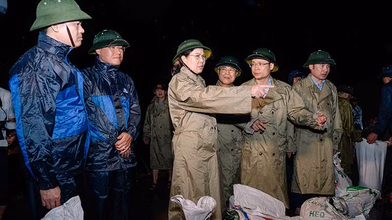 Đồng chí Lê Thị Thủy, Ủy viên Trung ương Đảng, Bí thư Tỉnh ủy, Chủ tịch HĐND tỉnh đã đi kiểm tra, chỉ đạo công tác khắc phục sự cố tại huyện Lý Nhân.