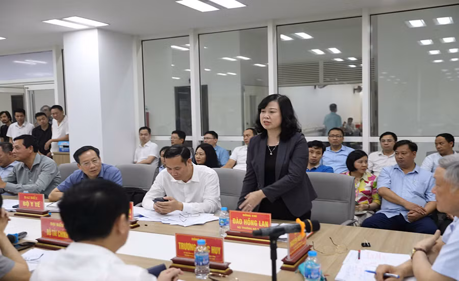 Bộ trưởng Y tế Đào Hồng Lan phát biểu tại buổi làm việc. Bộ trưởng Y tế Đào Hồng Lan phát biểu tại buổi làm việc.