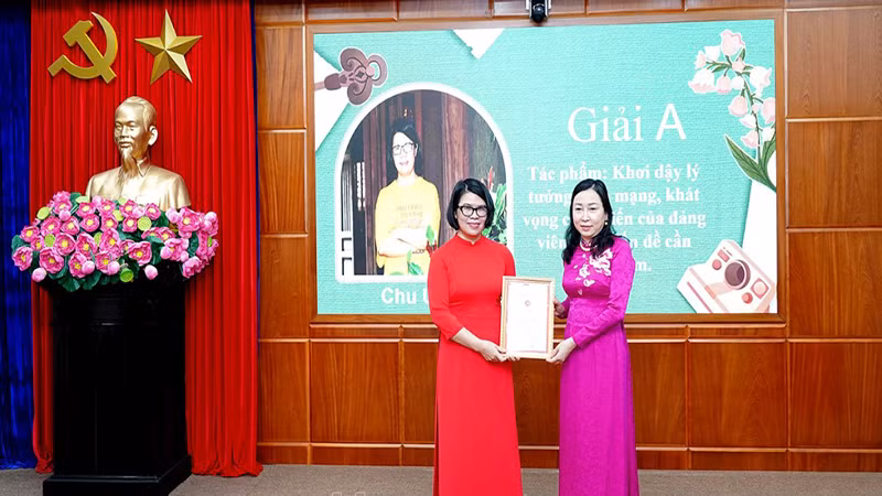 Đồng chí Đinh Thị Lụa, Phó Bí thư Thường trực Tỉnh ủy, Trưởng Ban Chỉ đạo giải Búa liềm vàng tỉnh trao giải A cho tác giả Chu Uyên (Báo Hà Nam).