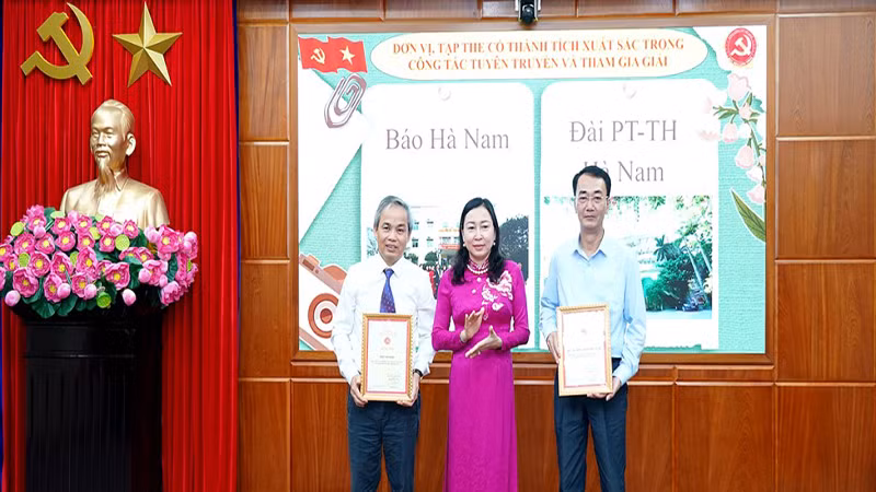 Đồng chí Đinh Thị Lụa, Phó Bí thư Thường trực Tỉnh ủy trao giải tập thể cho các đơn vị có thành tích xuất sắc trong công tác triển khai và tham gia giải lần thứ 8.