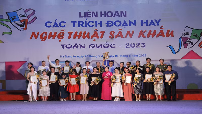 Đồng chí Bí thư Tỉnh ủy Hà Nam trao giải Vàng cho các diễn viên.