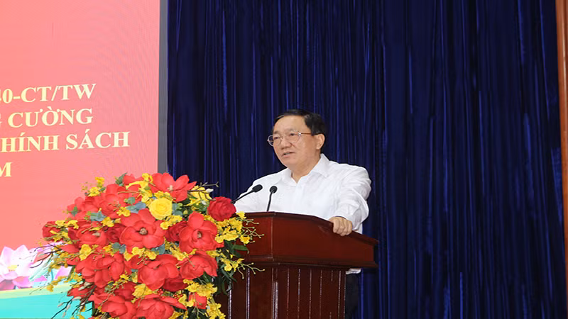 Đồng chí Dương Quyết Thắng - Ủy viên Hội đồng Quản trị, Tổng Giám đốc Ngân hàng Chính sách xã hội phát biểu tại hội nghị.