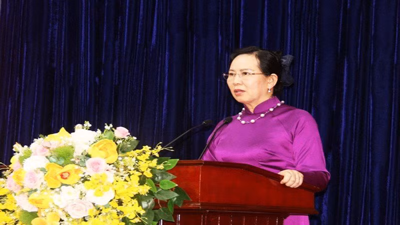 Đồng chí Lê Thị Thủy, Ủy viên Trung ương Đảng, Bí thư Tỉnh ủy, Chủ tịch Hội đồng nhân dân tỉnh Hà Nam phát biểu kết luận Hội nghị.