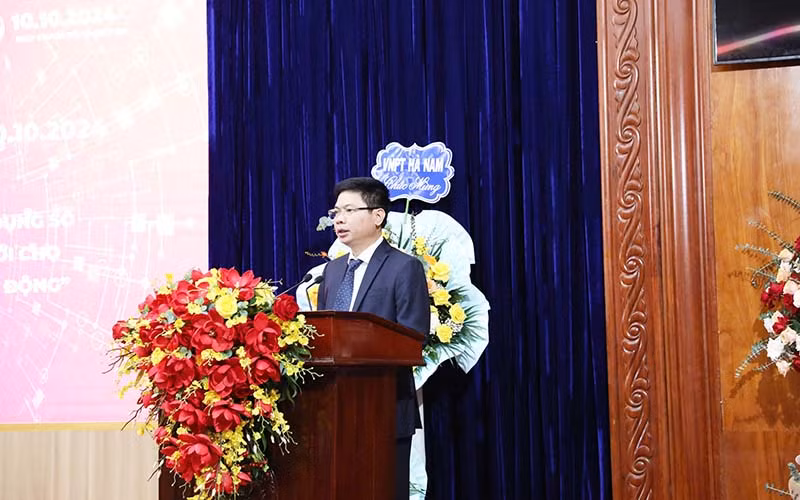 Đồng chí Trương Quốc Huy, Phó Bí thư Tỉnh ủy, Chủ tịch Ủy ban nhân dân tỉnh, Trưởng Đoàn đại biểu Quốc hội tỉnh Hà Nam phát biểu tại chương trình. Đồng chí Trương Quốc Huy, Phó Bí thư Tỉnh ủy, Chủ tịch Ủy ban nhân dân tỉnh, Trưởng Đoàn đại biểu Quốc hội tỉnh Hà Nam phát biểu tại chương trình.