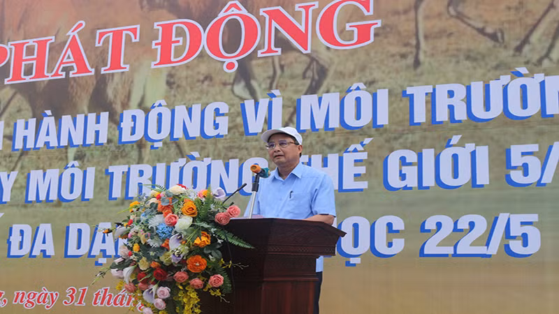 Đồng chí Nguyễn Đức Vượng, Phó Chủ tịch Ủy ban nhân dân tỉnh Hà Nam phát biểu tại lễ phát động. Đồng chí Nguyễn Đức Vượng, Phó Chủ tịch Ủy ban nhân dân tỉnh Hà Nam phát biểu tại lễ phát động.