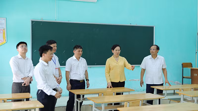Đồng chí Bí thư Tỉnh ủy Hà Nam kiểm tra cơ sở vật chất tại các phòng thi tốt nghiệp trung học phổ thông. Đồng chí Bí thư Tỉnh ủy Hà Nam kiểm tra cơ sở vật chất tại các phòng thi tốt nghiệp trung học phổ thông.