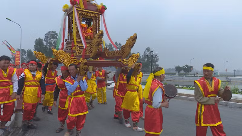 Nghi thức rước lương từ kho lương về Đền Trần Thương. Nghi thức rước lương từ kho lương về Đền Trần Thương.