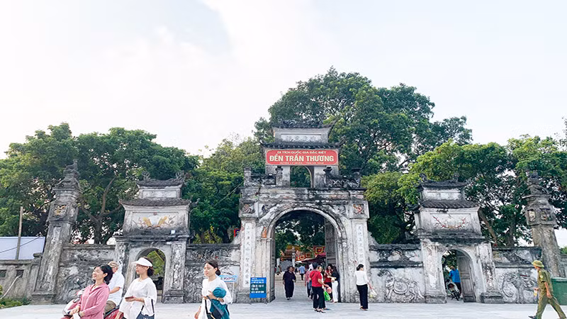 Đông đảo du khách và nhân dân về lễ hội phát lương tại Đền Trần Thương. Đông đảo du khách và nhân dân về lễ hội phát lương tại Đền Trần Thương.