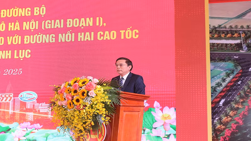 Đồng chí Trần Xuân Dưỡng, Phó Chủ tịch Ủy ban nhân dân tỉnh Hà Nam phát biểu tại buổi lễ. Đồng chí Trần Xuân Dưỡng, Phó Chủ tịch Ủy ban nhân dân tỉnh Hà Nam phát biểu tại buổi lễ.
