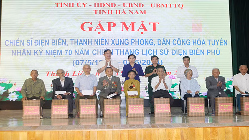 Các đồng chí lãnh đạo tỉnh Hà Nam tặng quà tri ân các chiến sĩ Điện Biên, dân công hỏa tuyến huyện Thanh Liêm.