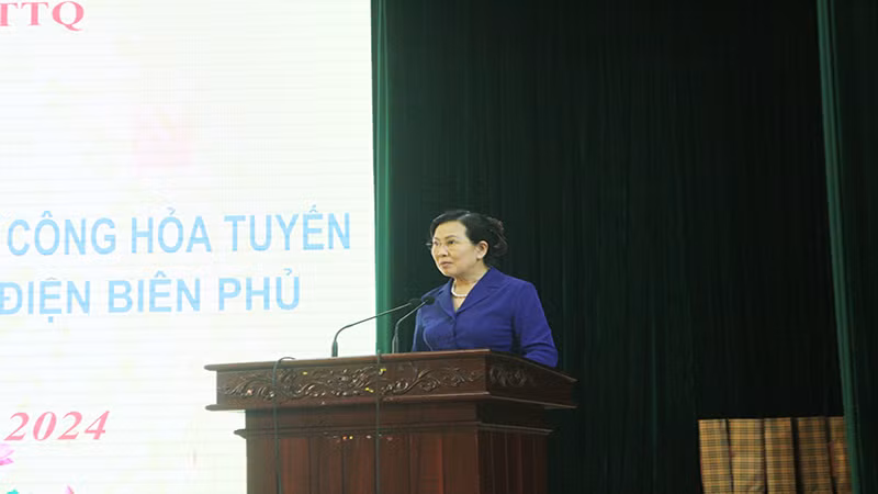 Đồng chí Lê Thị Thủy, Ủy viên Trung ương Đảng, Bí thư Tỉnh ủy Hà Nam, phát biểu tại buổi gặp mặt.