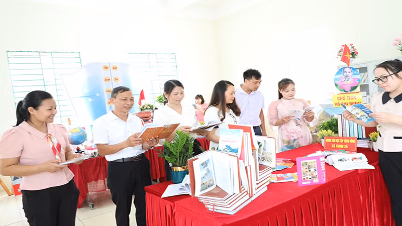 Các thầy, cô giáo, các em học sinh tham quan gian trưng bày sách tại chương trình.