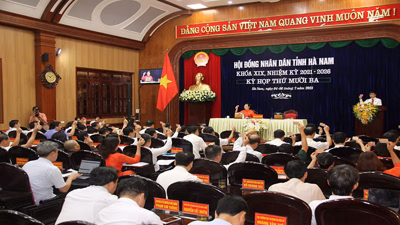Các đại biểu biểu quyết thông qua các nghị quyết tại Kỳ họp.